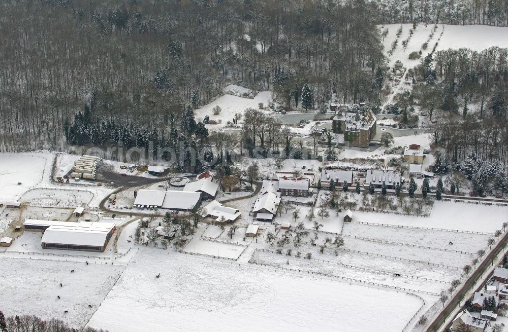 Aerial photograph Arnsberg OT Voßwinkel - Winter landscape of snow-covered castle Höllinghofen in the Arnsberg district Voßwinkel in North Rhine-Westphalia