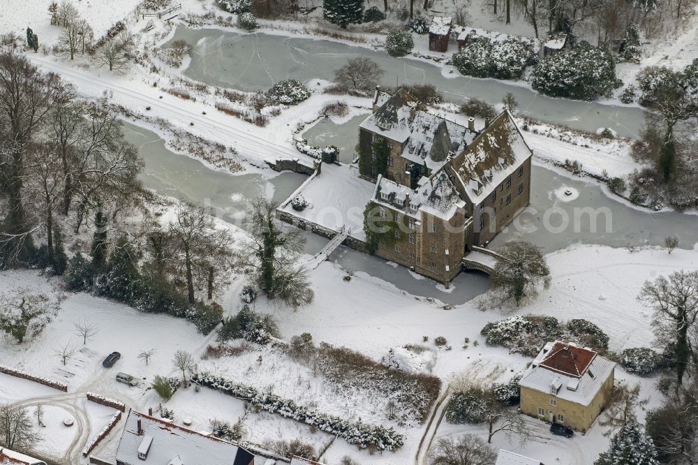 Arnsberg OT Voßwinkel from the bird's eye view: Winter landscape of snow-covered castle Höllinghofen in the Arnsberg district Voßwinkel in North Rhine-Westphalia