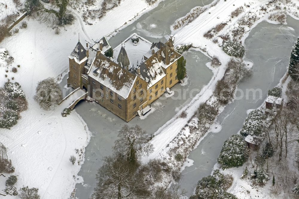 Aerial image Arnsberg OT Voßwinkel - Winter landscape of snow-covered castle Höllinghofen in the Arnsberg district Voßwinkel in North Rhine-Westphalia