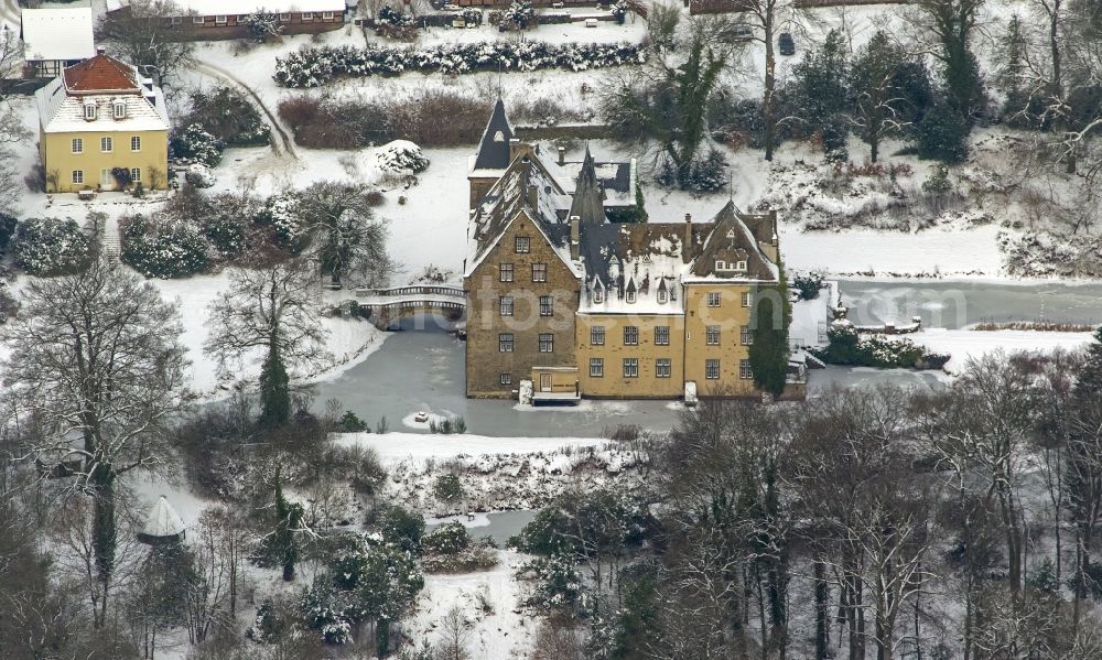 Aerial photograph Arnsberg OT Voßwinkel - Winter landscape of snow-covered castle Höllinghofen in the Arnsberg district Voßwinkel in North Rhine-Westphalia