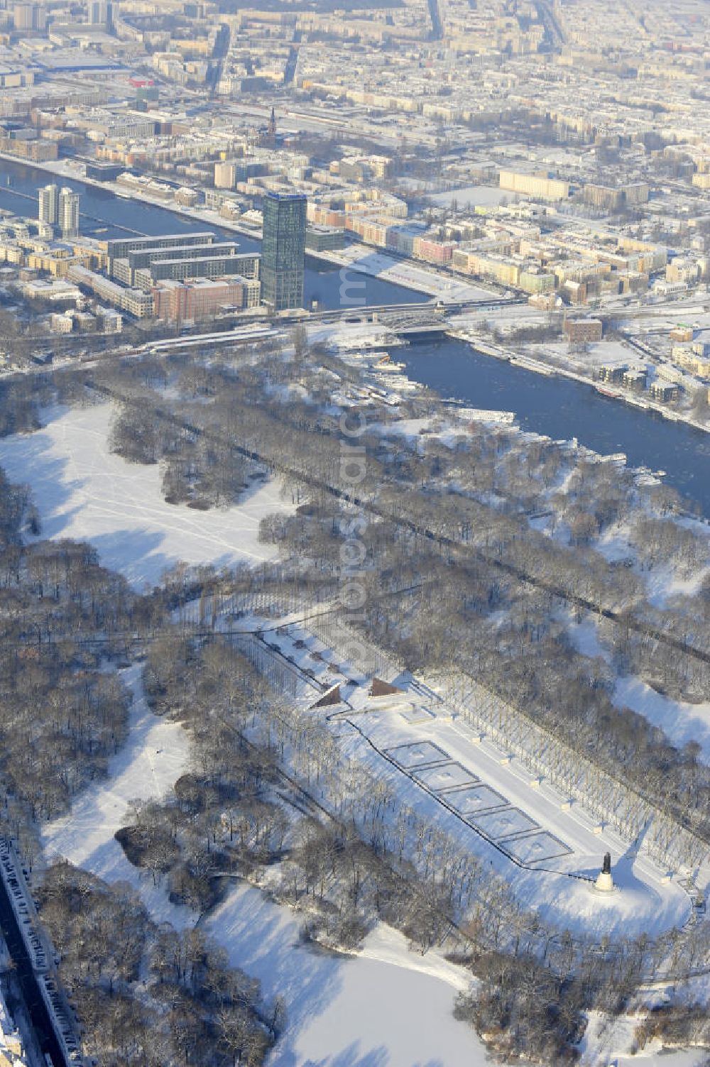 Aerial image Berlin - Winterlich verschneiter Blick auf das Sowjetische Ehrenmal im Treptower Park , es soll an die im 2.Weltkrieg gefallenen Soldaten der Roten Armee erinnern. The Soviet Memorial in Treptower Park wants us to remember the killed soldats in action in World War II of the Red Army.