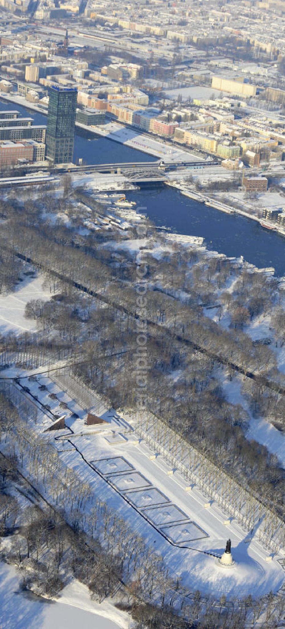 Aerial photograph Berlin - Winterlich verschneiter Blick auf das Sowjetische Ehrenmal im Treptower Park , es soll an die im 2.Weltkrieg gefallenen Soldaten der Roten Armee erinnern. The Soviet Memorial in Treptower Park wants us to remember the killed soldats in action in World War II of the Red Army.