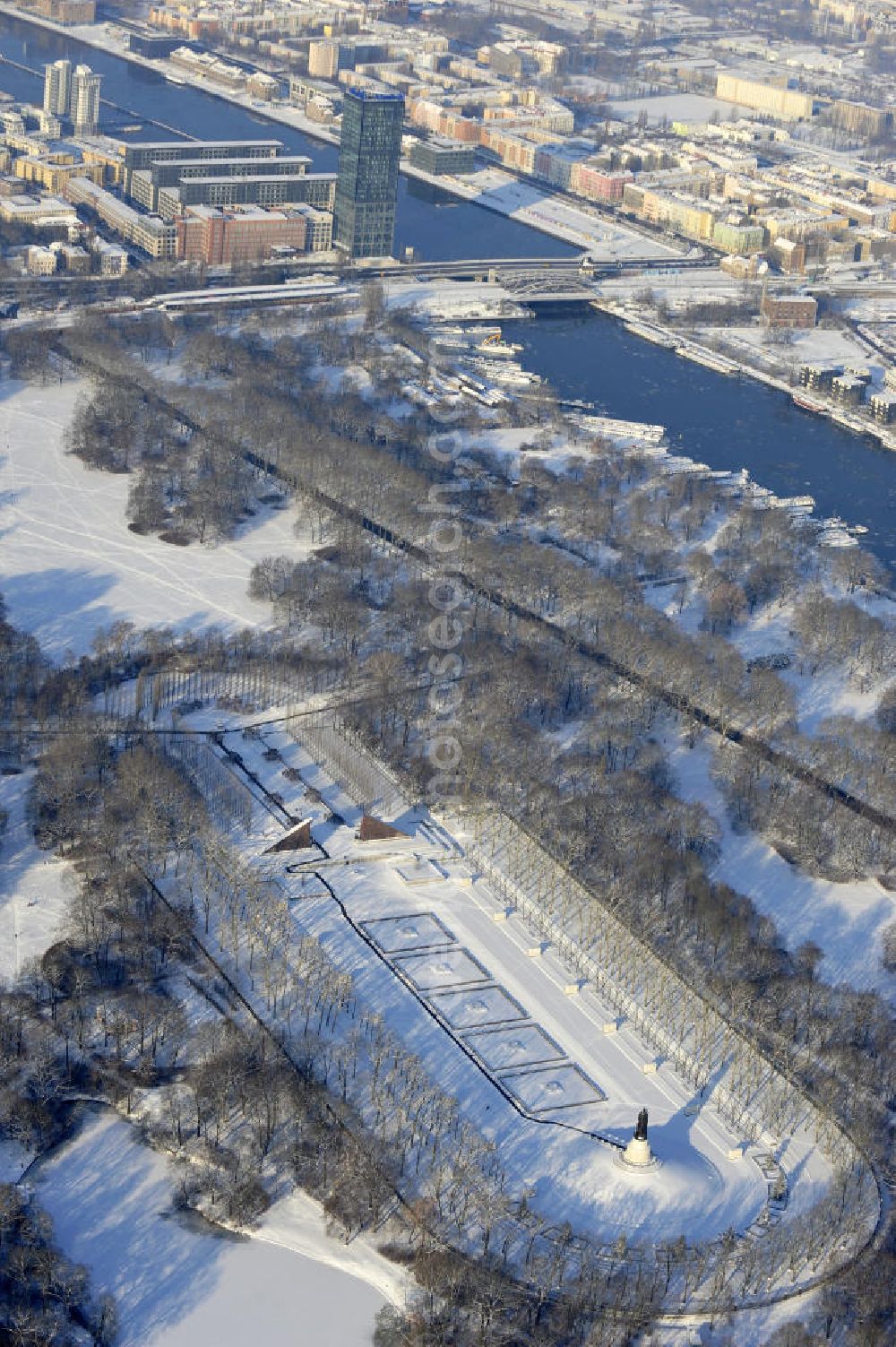 Berlin from above - Winterlich verschneiter Blick auf das Sowjetische Ehrenmal im Treptower Park , es soll an die im 2.Weltkrieg gefallenen Soldaten der Roten Armee erinnern. The Soviet Memorial in Treptower Park wants us to remember the killed soldats in action in World War II of the Red Army.