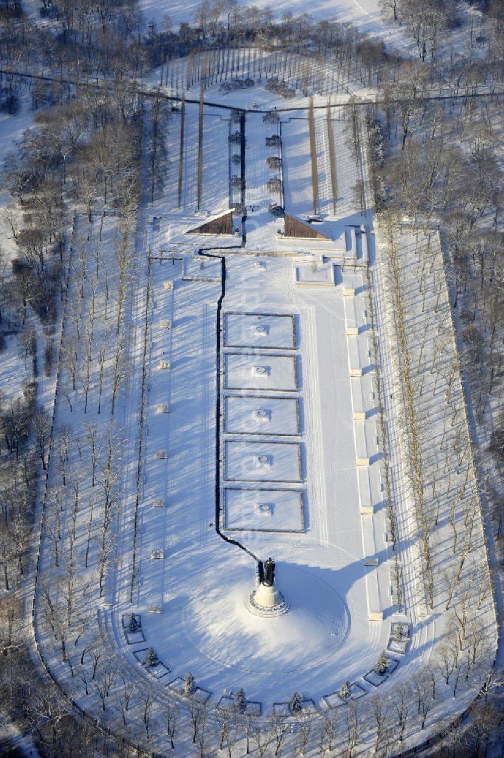 Berlin from the bird's eye view: Winterlich verschneiter Blick auf das Sowjetische Ehrenmal im Treptower Park , es soll an die im 2.Weltkrieg gefallenen Soldaten der Roten Armee erinnern. The Soviet Memorial in Treptower Park wants us to remember the killed soldats in action in World War II of the Red Army.