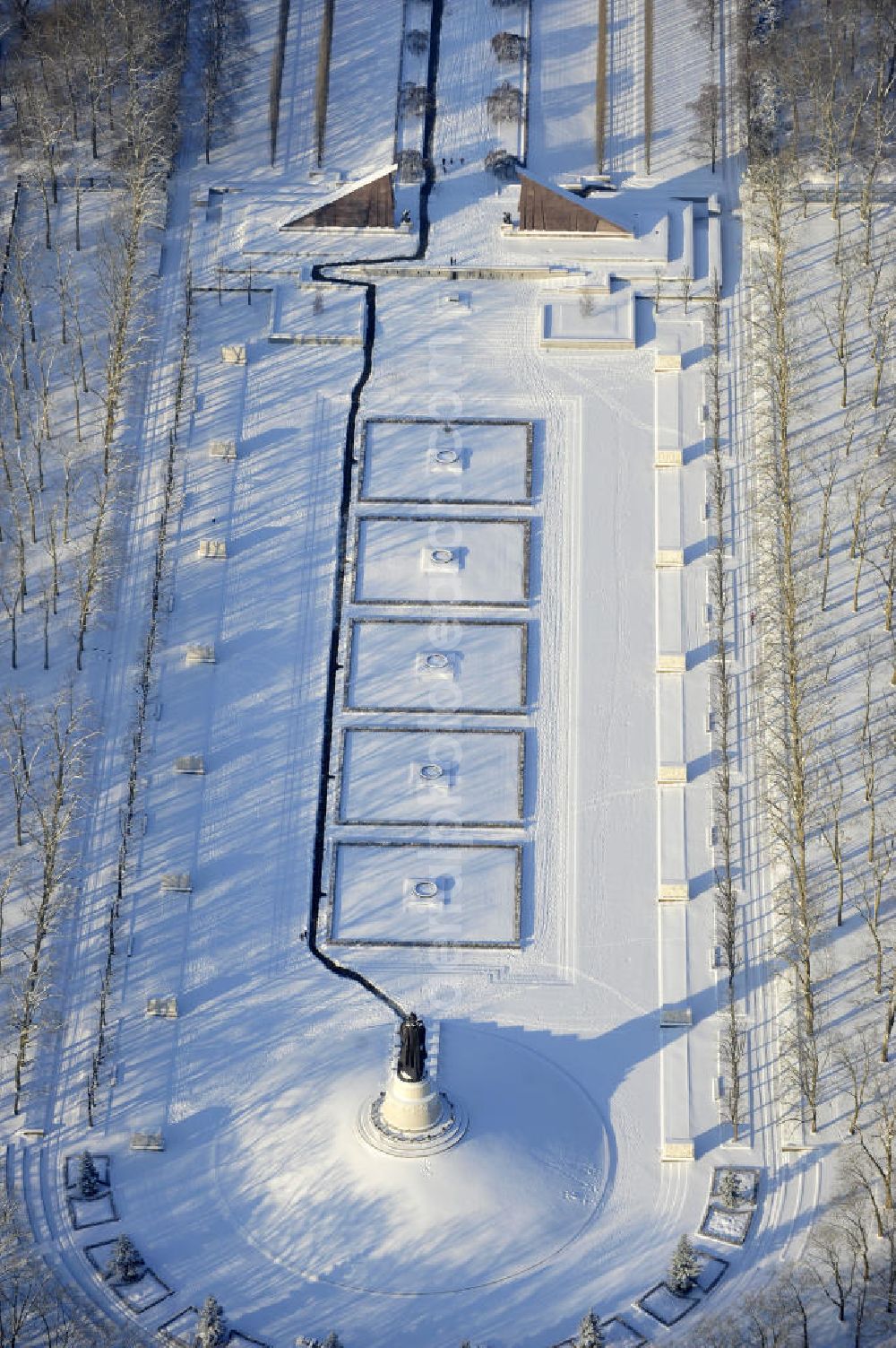 Aerial photograph Berlin - Winterlich verschneiter Blick auf das Sowjetische Ehrenmal im Treptower Park , es soll an die im 2.Weltkrieg gefallenen Soldaten der Roten Armee erinnern. The Soviet Memorial in Treptower Park wants us to remember the killed soldats in action in World War II of the Red Army.