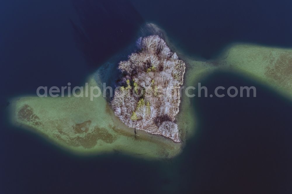 Iffeldorf from the bird's eye view: View of the winter landscape of the Steigerinsel at the Grosser Ostersee in Iffeldorf in Bavaria