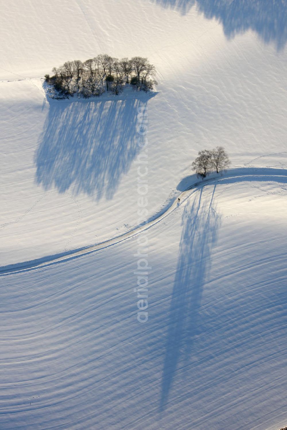 Hattingen from above - Winterlandschaft eines verschneiten Feldes bei Blankenstein Auf Drehnhausen in Hattingen. Winter landscape of a snowy field near Blankenstein in Hattingen.