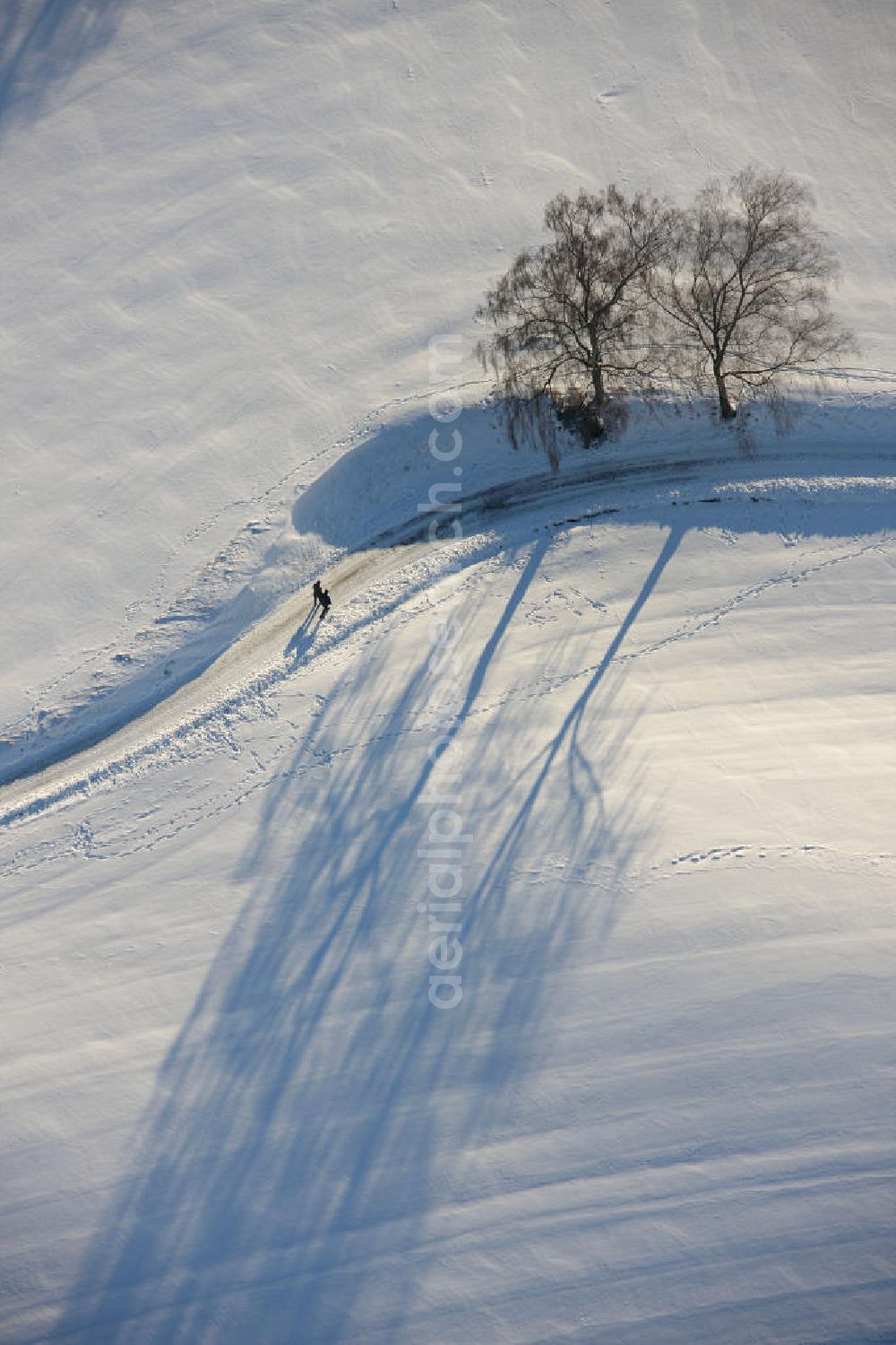 Hattingen from the bird's eye view: Winterlandschaft eines verschneiten Feldes bei Blankenstein Auf Drehnhausen in Hattingen. Winter landscape of a snowy field near Blankenstein in Hattingen.