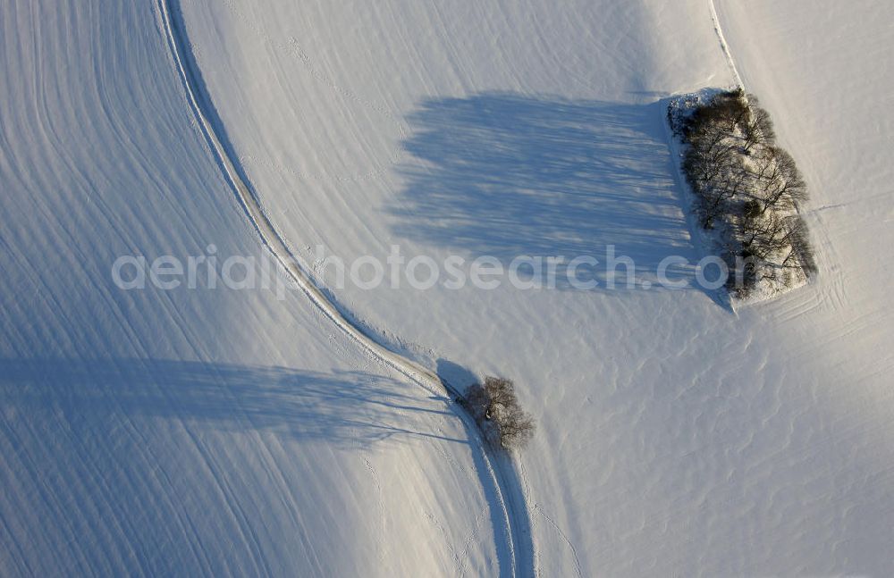 Aerial image Hattingen - Winterlandschaft eines verschneiten Feldes bei Blankenstein Auf Drehnhausen in Hattingen. Winter landscape of a snowy field near Blankenstein in Hattingen.