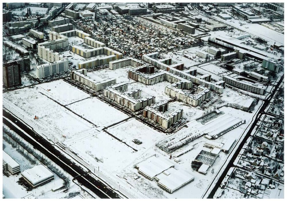 Aerial photograph Berlin-Hohenschönhausen - Winterlandschaft im Wohngebiet Weiße Taube an der Landsberger Allee