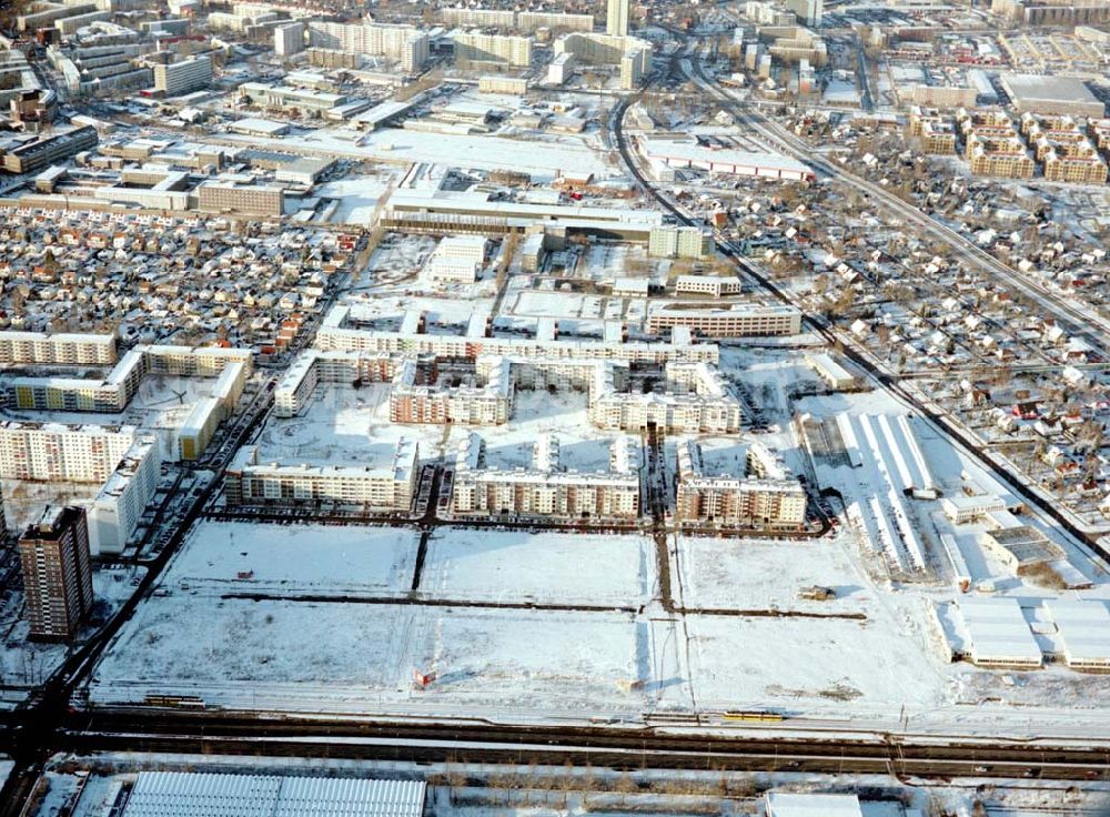 Aerial image Berlin-Hohenschönhausen - Winterlandschaft im Wohngebiet Weiße Taube an der Landsberger Allee