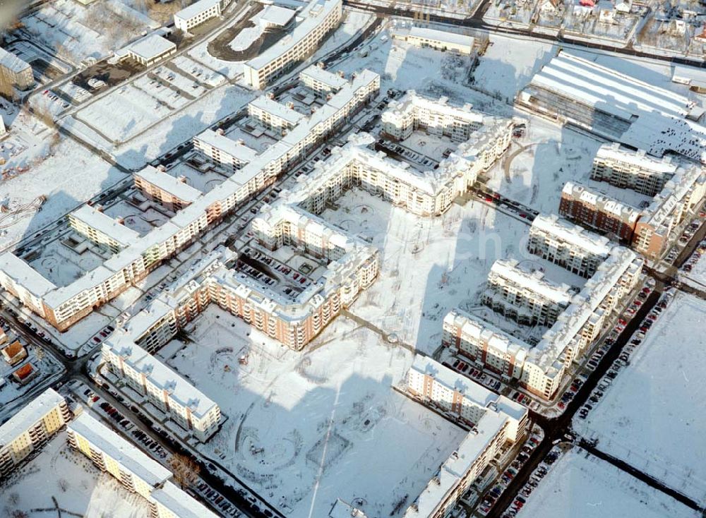 Berlin-Hohenschönhausen from above - Winterlandschaft im Wohngebiet Weiße Taube an der Landsberger Allee