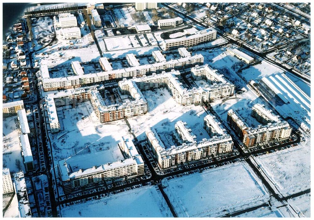 Berlin-Hohenschönhausen from the bird's eye view: Winterlandschaft im Wohngebiet Weiße Taube an der Landsberger Allee