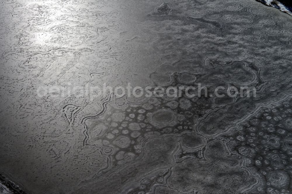 Aerial photograph Ilmenau - Winter snow-covered ice surface of Lake Reservoir in Heyda in Ilmenau in Thuringia