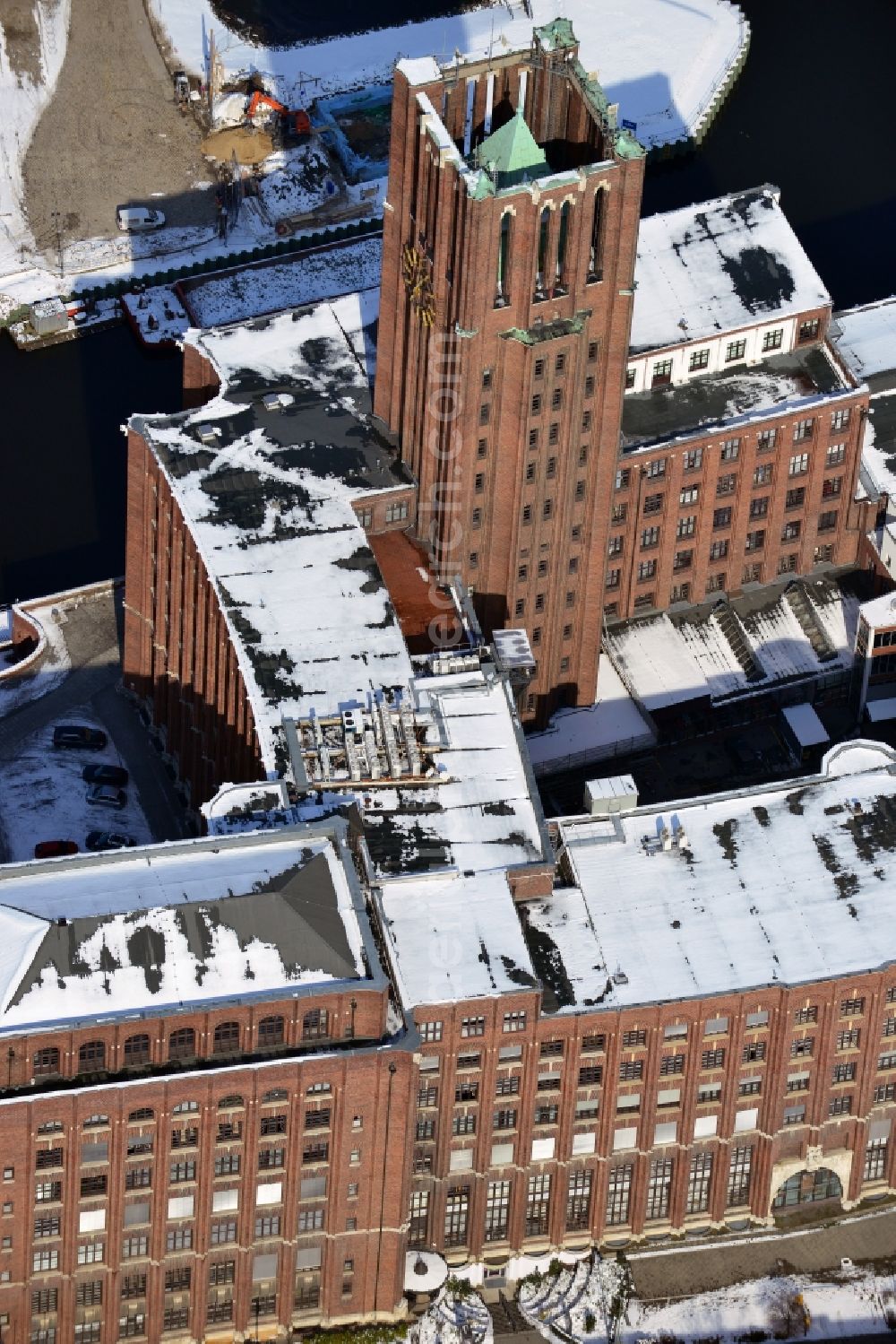 Aerial image Berlin Tempelhof - Commercials and the building Ullsteinhaus at the canal Teltowkanal in Berlin-Mariendorf