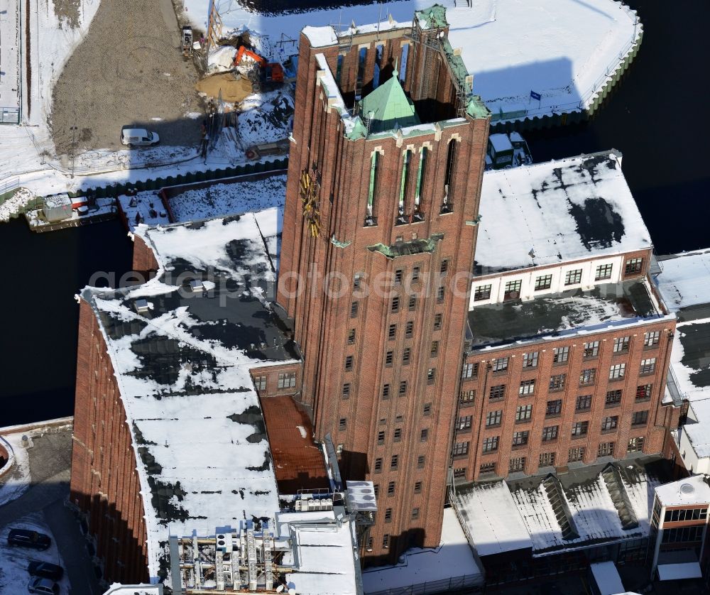 Aerial photograph Berlin Tempelhof - Commercials and the building Ullsteinhaus at the canal Teltowkanal in Berlin-Mariendorf