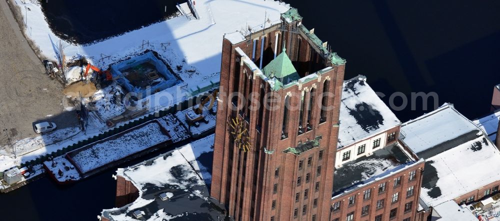 Aerial image Berlin Tempelhof - Commercials and the building Ullsteinhaus at the canal Teltowkanal in Berlin-Mariendorf