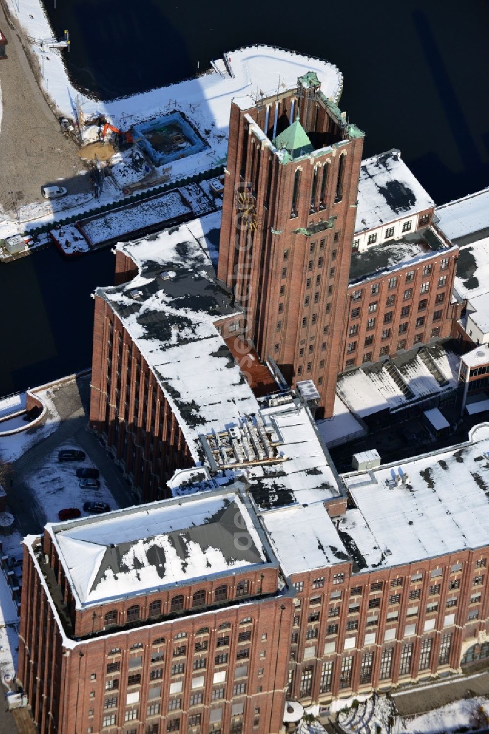 Aerial photograph Berlin Tempelhof - Commercials and the building Ullsteinhaus at the canal Teltowkanal in Berlin-Mariendorf