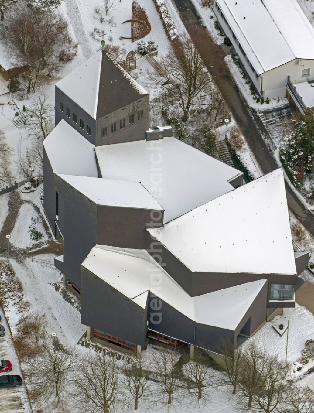 Arnsberg from the bird's eye view: Winter with snow covered Holy Cross Church on the Schreppenberg in Arnsberg in North Rhine-Westphalia