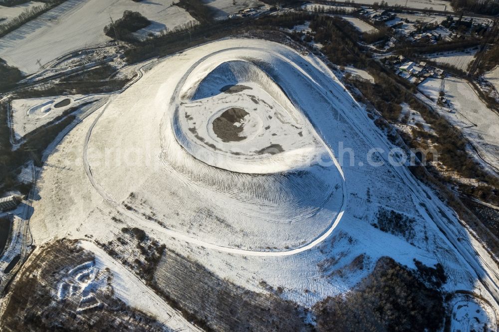 Aerial photograph Gladbeck - Winter snow-covered summit of Mottbruchhalde in Gladbeck in North Rhine-Westphalia