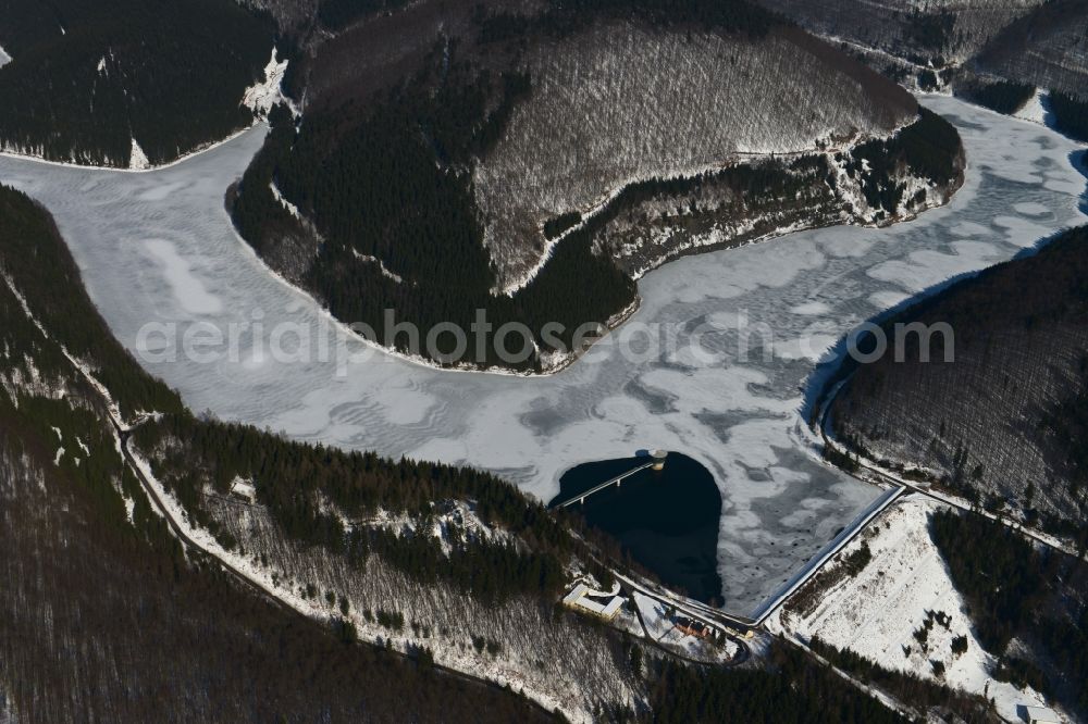 Aerial photograph Schleusegrund - Wintry snow-covered landscape at the dam at Schleusengrund in Thuringia