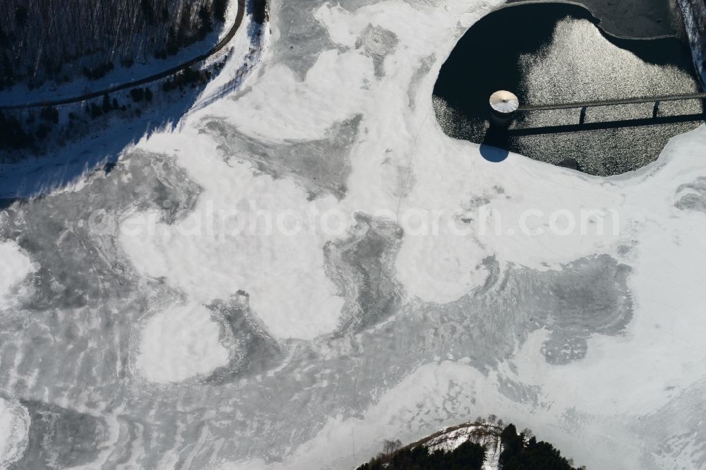 Aerial image Schleusegrund - Wintry snow-covered landscape at the dam at Schleusengrund in Thuringia