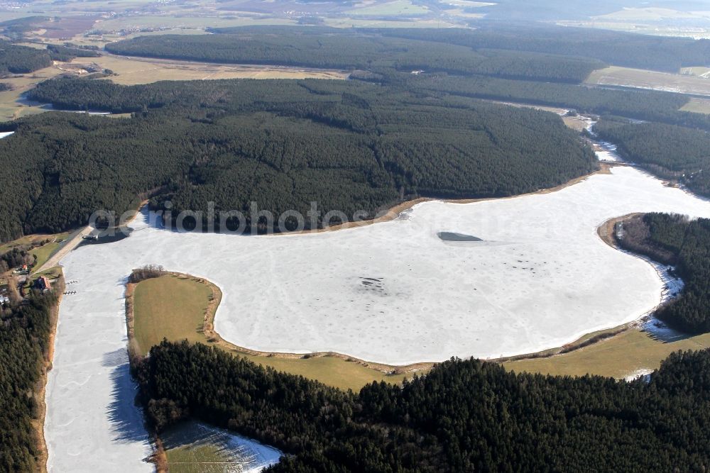 Ilmenau from the bird's eye view: Wintry landscape with snow covered dam - reservoir at Heyda in Ilmenau in Thuringia