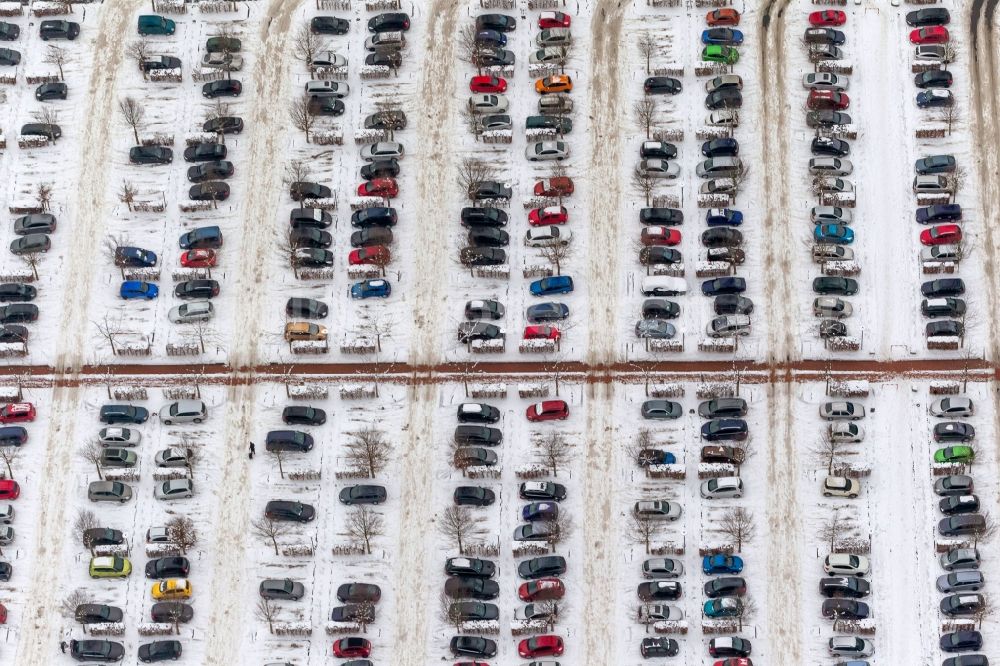 Aerial photograph Hamm - Winter snow-covered rows of parked cars in the lot before the OLG Hamm in North Rhine-Westphalia