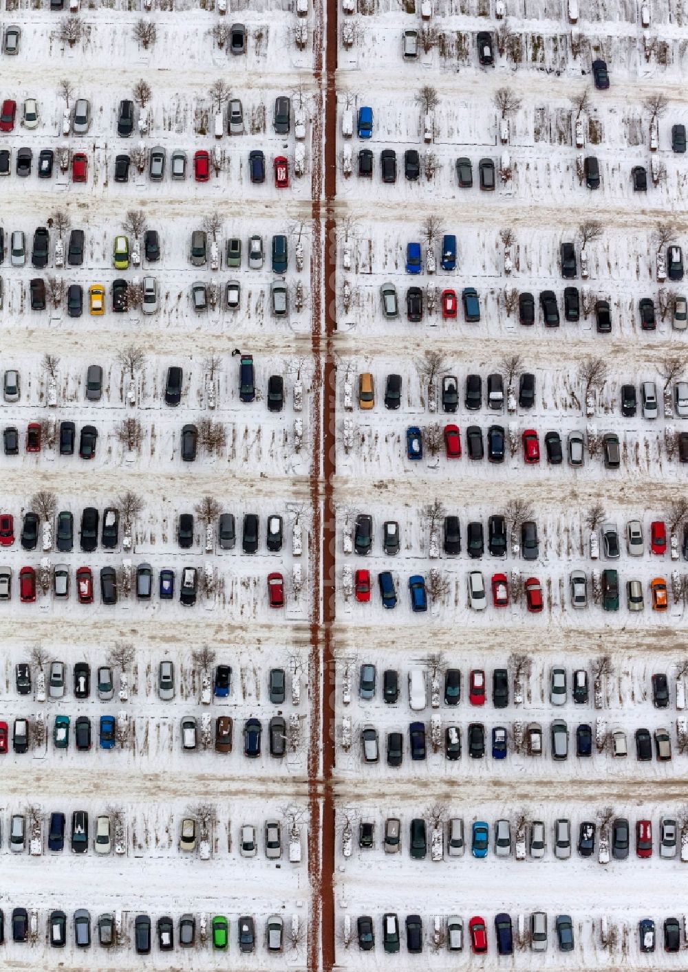 Aerial image Hamm - Winter snow-covered rows of parked cars in the lot before the OLG Hamm in North Rhine-Westphalia