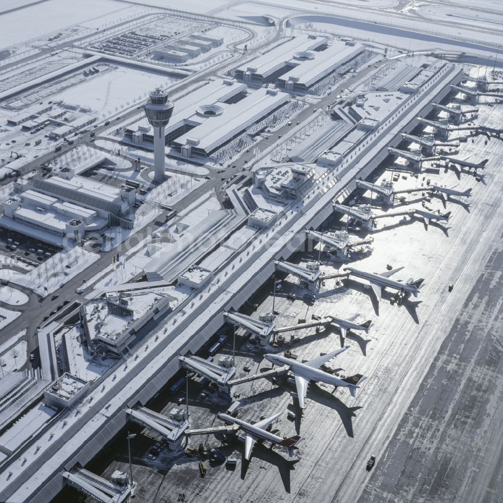 München-Flughafen from the bird's eye view: Wintry snow covered Taxiways, takeoff and landing paths at the airport in Munich, Bavaria