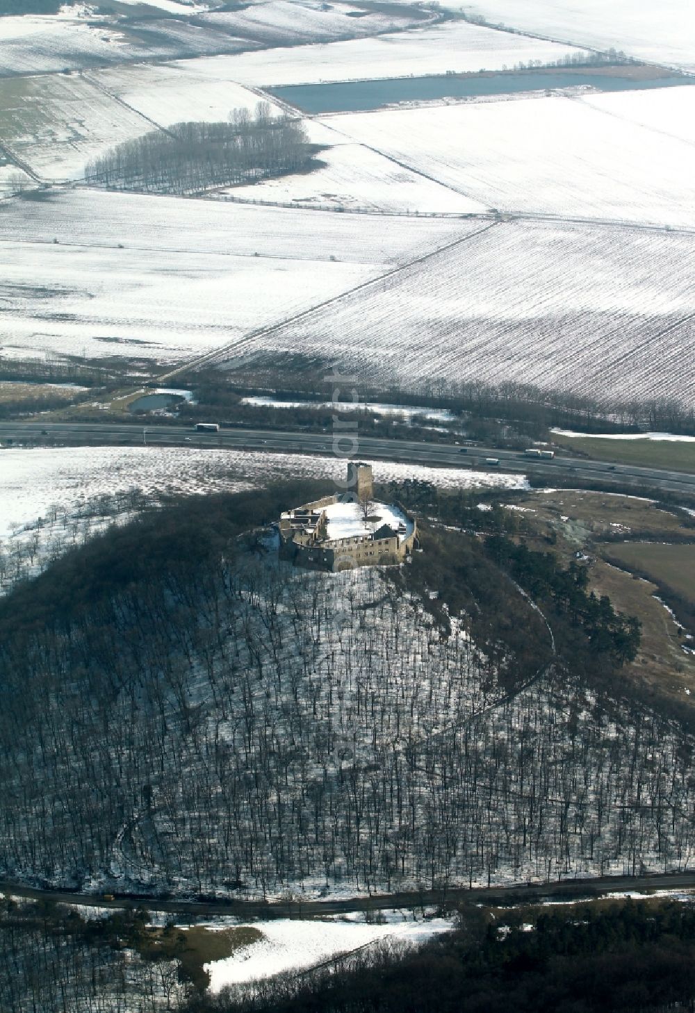 Aerial photograph Wandersleben - View the wintry snow-covered ruins of the castle Gleichen near Wan dersleben in Thuringia