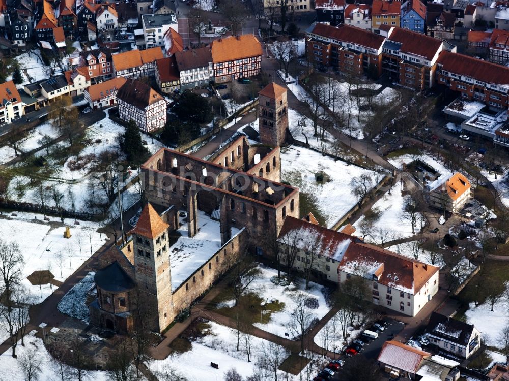 Aerial photograph Bad Hersfeld - Winter with snow-covered abbey ruins in Bad Hersfeld. The ruins of the abbey church of the abbey Hersfeld Bad Hersfeld is considered one of the largest Romanesque basilica north of the Alps and is the biggest Romanesque church ruin in the world