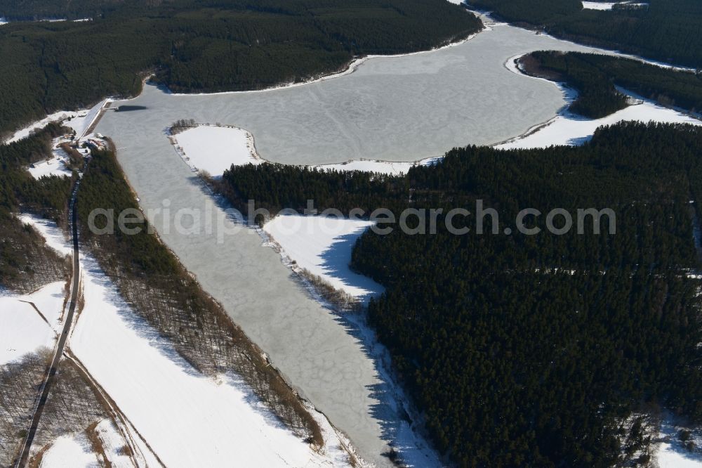 Aerial image Ilmenau - Wintry landscape with snow covered forest at the dam - reservoir at Heyda in Ilmenau in Thuringia
