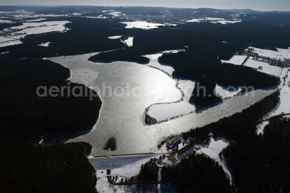 Aerial photograph Ilmenau - Wintry landscape with snow covered forest at the dam - reservoir at Heyda in Ilmenau in Thuringia