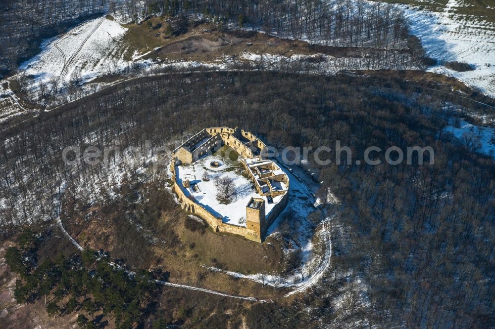 Aerial photograph Mühlberg - Winter covered with snow hill the castle ruins Drei Gleichen of Mühlberg in Thuringia