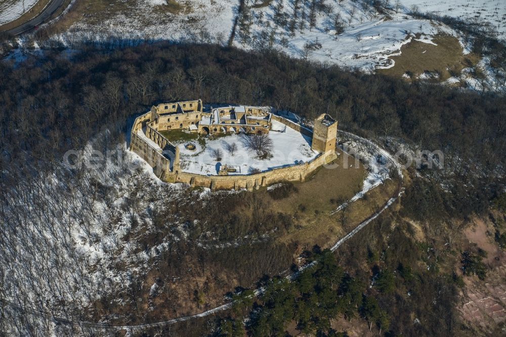 Aerial photograph Mühlberg - Winter covered with snow hill the castle ruins Drei Gleichen of Mühlberg in Thuringia