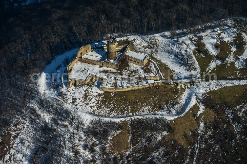 Aerial photograph Mühlberg - Winter covered with snow hill the castle ruins Drei Gleichen of Mühlberg in Thuringia