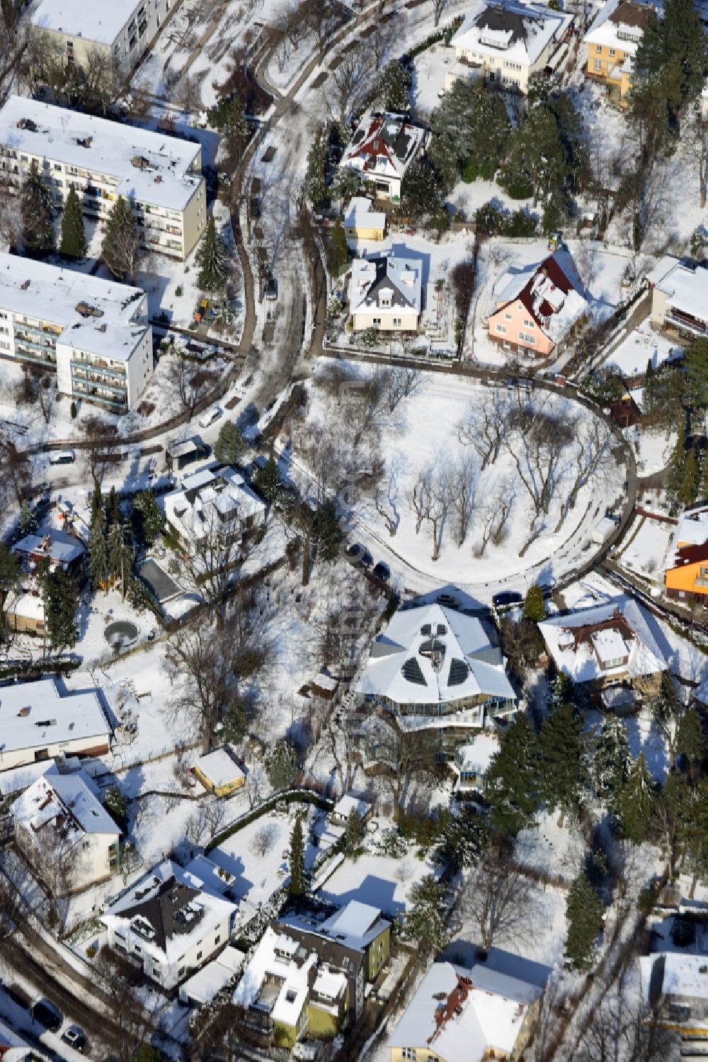 Aerial photograph Berlin Steglitz - Winter covered with snow-detached residential Oehler ring in Berlin Steglitz