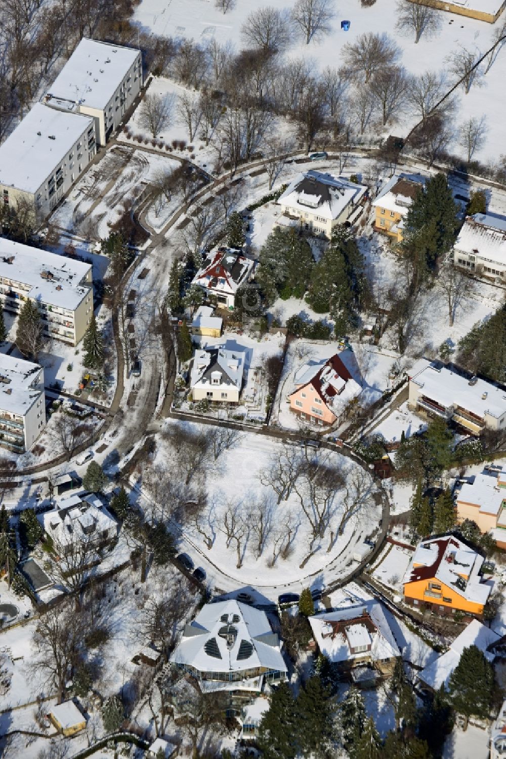 Berlin Steglitz from above - Winter covered with snow-detached residential Oehler ring in Berlin Steglitz