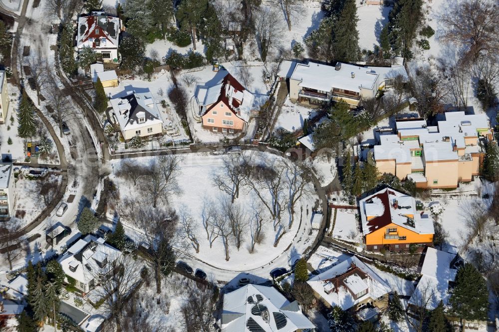 Berlin Steglitz from the bird's eye view: Winter covered with snow-detached residential Oehler ring in Berlin Steglitz