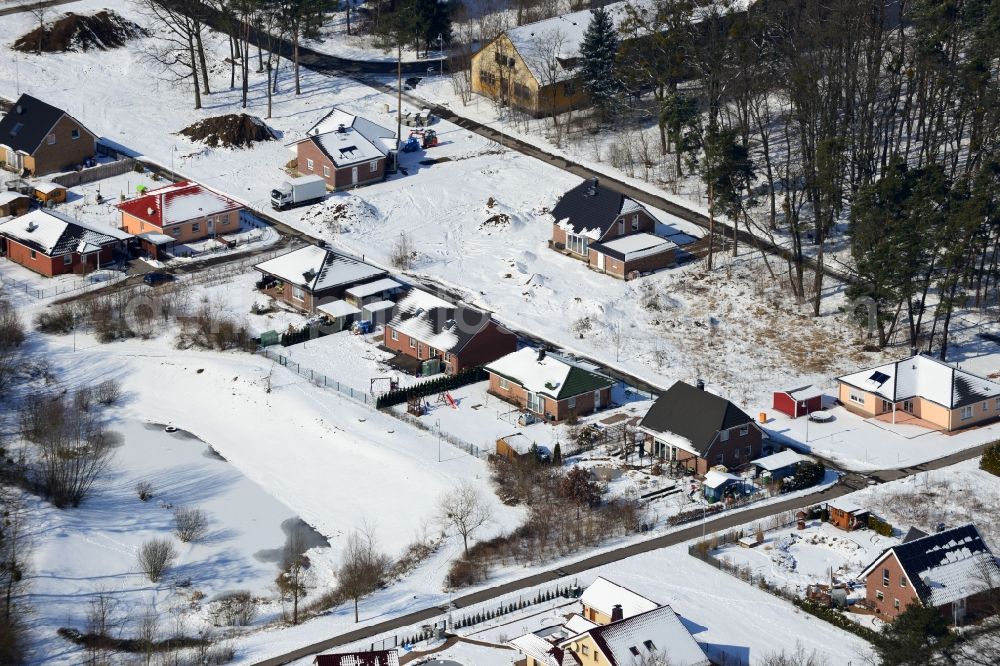 Aerial image Werneuchen - Winter covered with snow house - residential area on Rose Ring / Klawitterstraße Werneuchen in Brandenburg