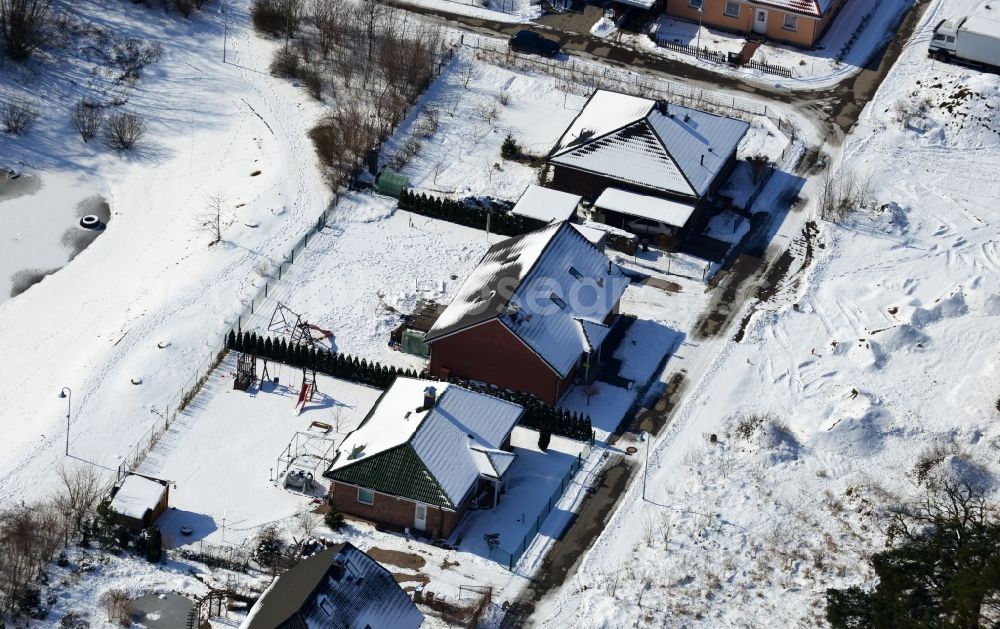 Aerial photograph Werneuchen - Winter covered with snow house - residential area on Rose Ring / Klawitterstraße Werneuchen in Brandenburg