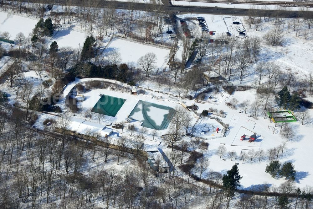 Aerial image Berlin Karlshorst - Meinten Sie: Winterlich mit Schnee bedecktes Freibad - Sommerbad Wuhlheide An der Treskowallee in Berlin - Karlshorst