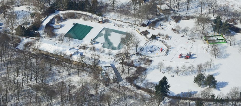 Aerial photograph Berlin Karlshorst - Meinten Sie: Winterlich mit Schnee bedecktes Freibad - Sommerbad Wuhlheide An der Treskowallee in Berlin - Karlshorst