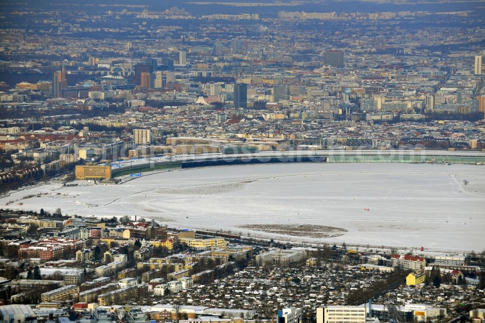 Berlin from the bird's eye view: View of the runway of the former airport Berlin-Tempelhof. By October 2008 it was one of three airports in the Berlin area. Today the site is used by the Berlin population as a recreational area