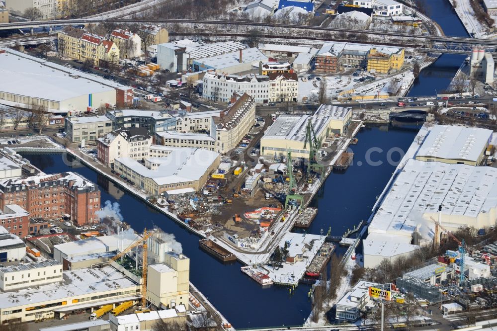 Aerial photograph Berlin Neukölln - Winter with snow covered grounds of the harbor and the lock Neukölln between the upper and lower harbor, a project of the BEHALA - Berlin port and warehouse mbH