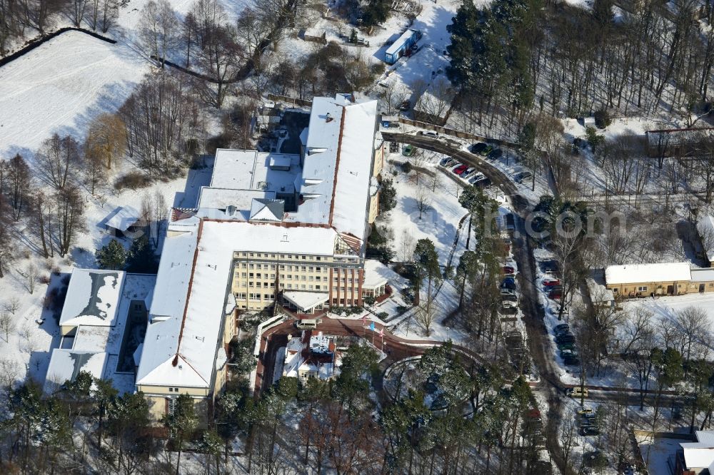 Aerial image Hoppegarten - Wintry terrain covered with snow, the median hospital Hoppegarten in Brandenburg. The rehabilitation clinic Hoppegarten is a rehabilitation clinic for orthopedics, rheumatology, trauma and pain management, medical and vocational rehabilitation, EFL Competence Center