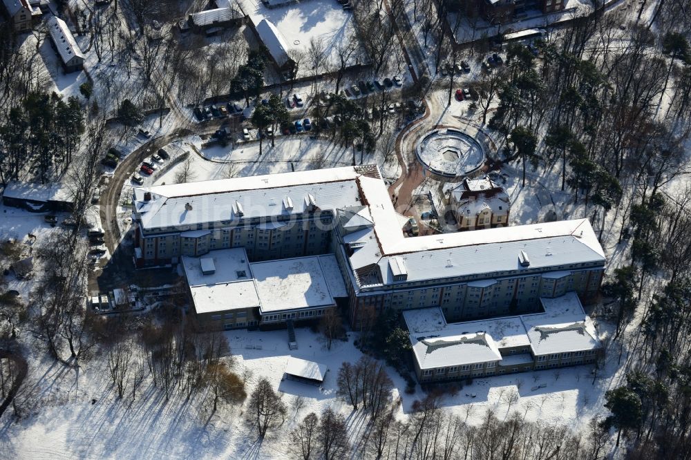 Hoppegarten from the bird's eye view: Wintry terrain covered with snow, the median hospital Hoppegarten in Brandenburg. The rehabilitation clinic Hoppegarten is a rehabilitation clinic for orthopedics, rheumatology, trauma and pain management, medical and vocational rehabilitation, EFL Competence Center