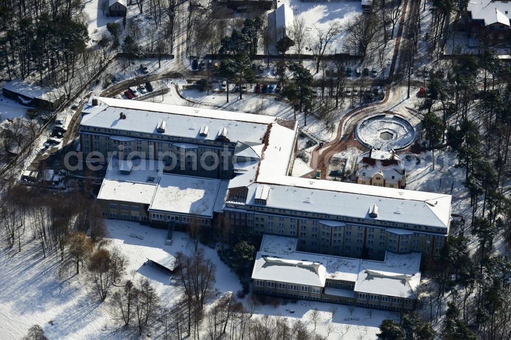 Aerial image Hoppegarten - Wintry terrain covered with snow, the median hospital Hoppegarten in Brandenburg. The rehabilitation clinic Hoppegarten is a rehabilitation clinic for orthopedics, rheumatology, trauma and pain management, medical and vocational rehabilitation, EFL Competence Center