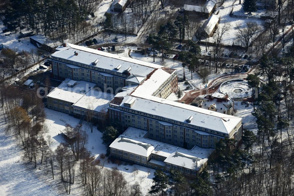 Aerial photograph Hoppegarten - Wintry terrain covered with snow, the median hospital Hoppegarten in Brandenburg. The rehabilitation clinic Hoppegarten is a rehabilitation clinic for orthopedics, rheumatology, trauma and pain management, medical and vocational rehabilitation, EFL Competence Center